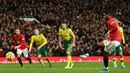 Striker Manchester United, Marcus Rashford, melakukan eksekusi penalti saat melawan Norwich pada laga Premier League di Stadion Old Trafford, Manchester, Sabtu (11/1). MU menang 4-0 atas Norwich. (AFP/Oli Scarff)