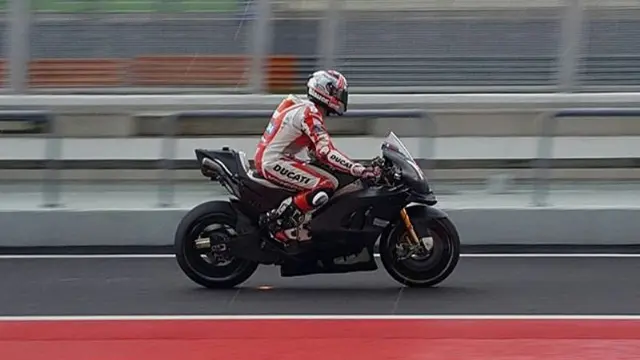 Pebalap penguji Ducati, Michele Pirro.