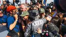 Pembalap Team Audi Sport, Carlos Sainz (tengah) mendapatkan pelukan dari sang anak, yang juga seorang pembalap Formula 1, Carlos Sainz Jr dan keluarga saat memenangkan Reli Dakar 2024 setelah menyelesaikan etape terakhir di Yanbu, Arab Saudi, Jumat, 19 Januari 2024 waktu setempat. (AFP/Patrick Hertzog)