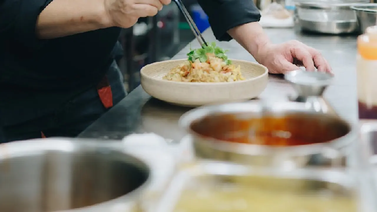 Chef Crystal Jade yang kembali buka di Jakarta saat membuat makan otentik Hong Kong. Dok. Crystal Jade