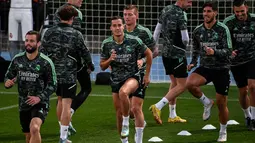 Pemain depan Real Madrid Lucas Vazquez (tengah) mengambil bagian dalam sesi latihan jelang menjamu Celtic pada matchday terakhir Grup F Liga Champions di Valdebebas, pinggiran Madrid, Selasa (1/11/2022). Celtic sudah dipastikan finis peringkat empat. Sementara itu, Madrid sudah pasti lolos ke babak 16 besar. (PIERRE-PHILIPPE MARCOU / AFP)