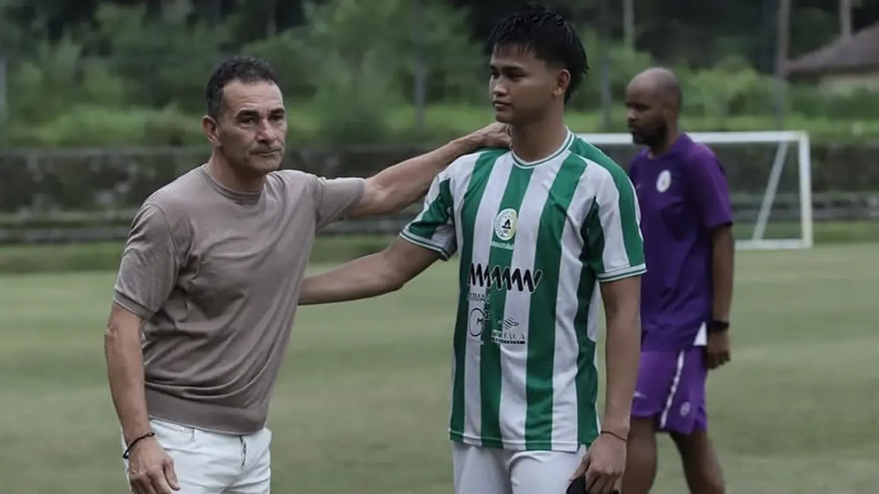 Pelatih Timnas Indonesia U-23, Gerald Vanenburg, menemui penyerang PSS Sleman, Hokky Caraka.