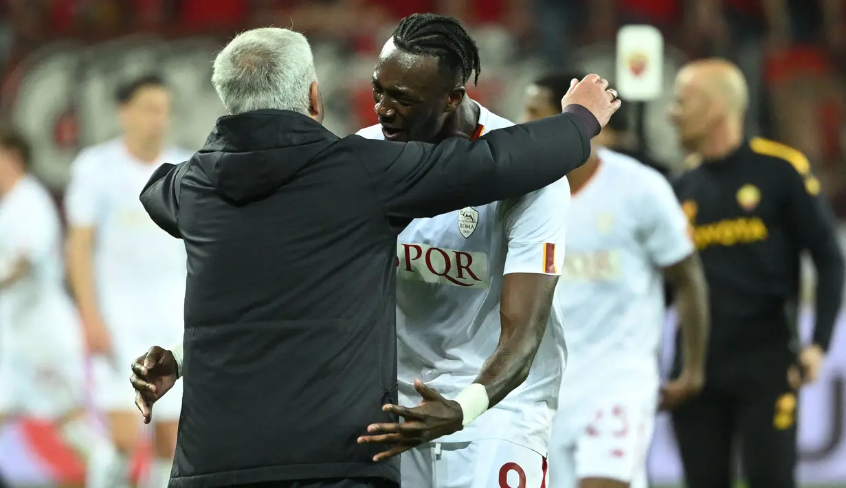 Tammy Abraham menjadi pemain termahal yang pernah didatangkan Jose Mourinho selama membesut AS Roma. Ia didatangkan dari Chelsea berbarengan dengan kedatangan The Special One pada awal musim 2021/2022 dengan nilai transfer mencapai 41 juta euro atau kini setara Rp697 miliar. Akibat tengah dilanda cedera, ia sama sekali belum dimainkan pada musim 2023/2024. Hingga kini ia telah tampil dalam 107 laga di semua kompetisi bersama AS Roma dengan torehan 36 gol dan 12 assist. (AFP/Ina Fassbender)