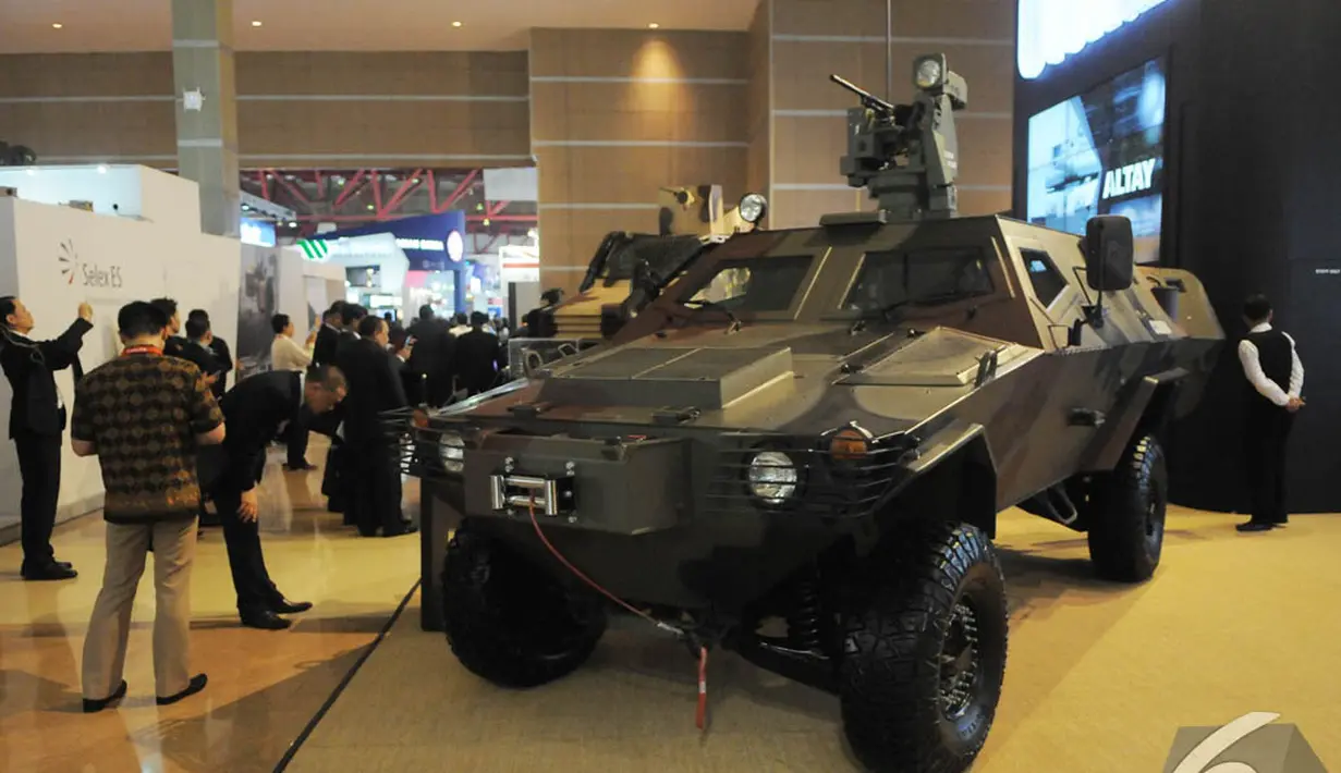 Sebuah kendaraan perang dipamerkan dalam acara Indo Defence 2014, JIExpo Kemayoran, Jakarta, Rabu (5/11/2014)(Liputan6.com/Herman Zakharia)
