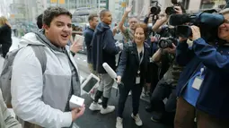 Ekspresi Marcus Barsoum saat mendapatkan iPhone 7 di hari pertama penjualan iPhone7 di Sydney, Jumat (16/9). Pembeli iPhone7 hari ini menjadi bagian dari pembeli pertama di seluruh dunia. (REUTERS / Jason Reed)