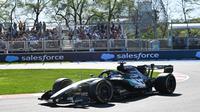 Pembalap Mercedes asal Inggris, George Russell, mengemudi selama sesi kualifikasi untuk balapan sprint di ajang balap mobil F1 Grand Prix Kanada di Montreal, Jumat, 22 Mei 2026. (Jacques Boissinot/The Canadian Press via AP)