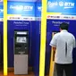 Nasabah melakukan transaksi di ATM Bank BTN, Jakarta, Jumat (22/7). Bank BTN siap menampung dana repatriasi dari kebijakan penghapusan pajak (tax amnesty) yang mulai diberlakukan pemerintah. (Liputan6.com/Angga Yuniar)