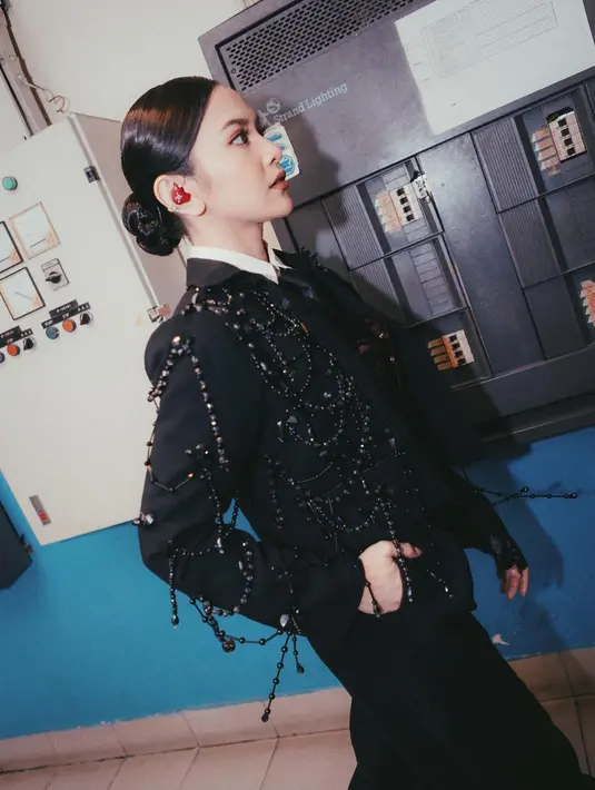 Outfit ala cewek mamba ini tak memberi kesan elegan, karismatik sekaligus misterius. [Instagram @mahaliniraharja]