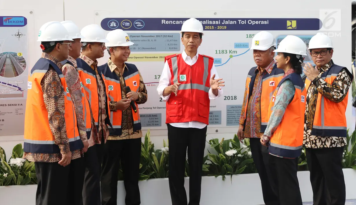 Presiden Jokowi berbincang dengan Menteri BUMN Rini Soemarno, Menteri PUPR Basuki Hadimuljono dan Gubernur DKI Jakarta, Anies Baswedan sebelum meresmikan jalan Tol Bekasi-Cawang-Kampung Melayu (Becakayu), Jumat (3/11). (Liputan6.com/Angga Yuniar)