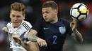 Bek Inggris, Kieran Tripper, duel udara dengan gelandang Jerman, Marcel Halstenberg, pada laga persahabatan di Stadion Wembley, London, Jumat (10/11/2017). Kedua negara bermain imbang 0-0. (AP/Kirsty Wigglesworth)