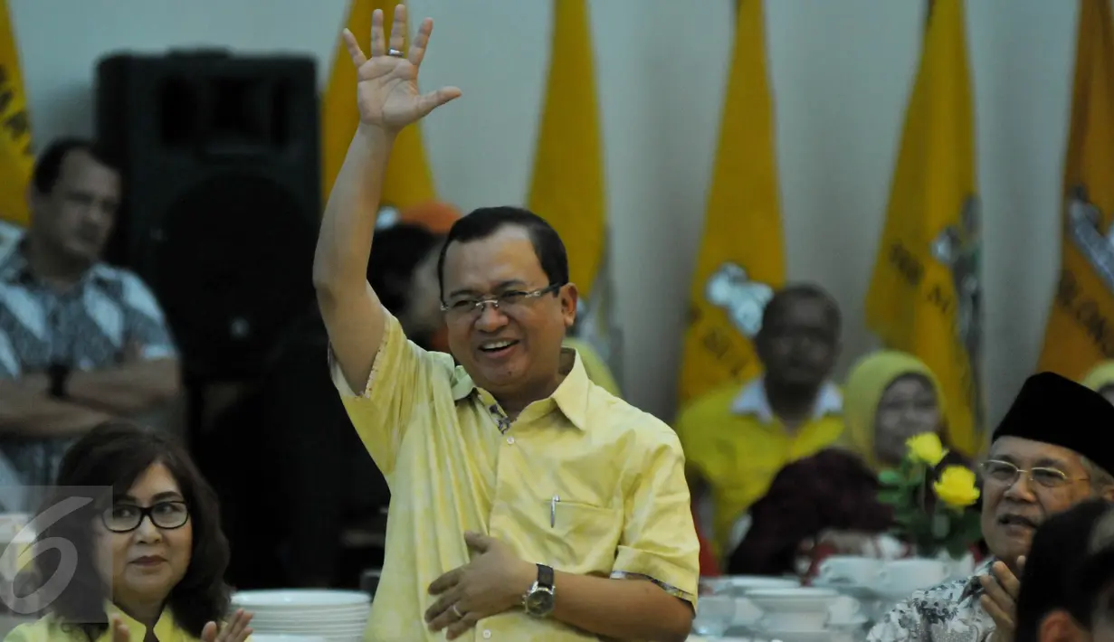 Bakal calon ketua umum Partai Golkar, Priyo Budi Santoso melambaikan tangan saat menghadiri kegiatan sosialisasi Panitia Pengarah Musyawarah Nasional Luar Biasa Partai Golkar di DPP Partai Golkar, Jakarta, Senin (2/5/2016). (Liputan6.com/Johan Tallo)