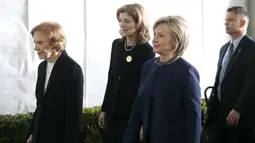 (Ki-ka) Mantan ibu negara Rosalynn Carter, Caroline Kennedy, dan Hillary Clinton menghadiri acara pemakaman mantan ibu negara AS, Nancy Reagan di Simi Valley, California, Jumat (11/3). (REUTERS/Lucy Nicholson)