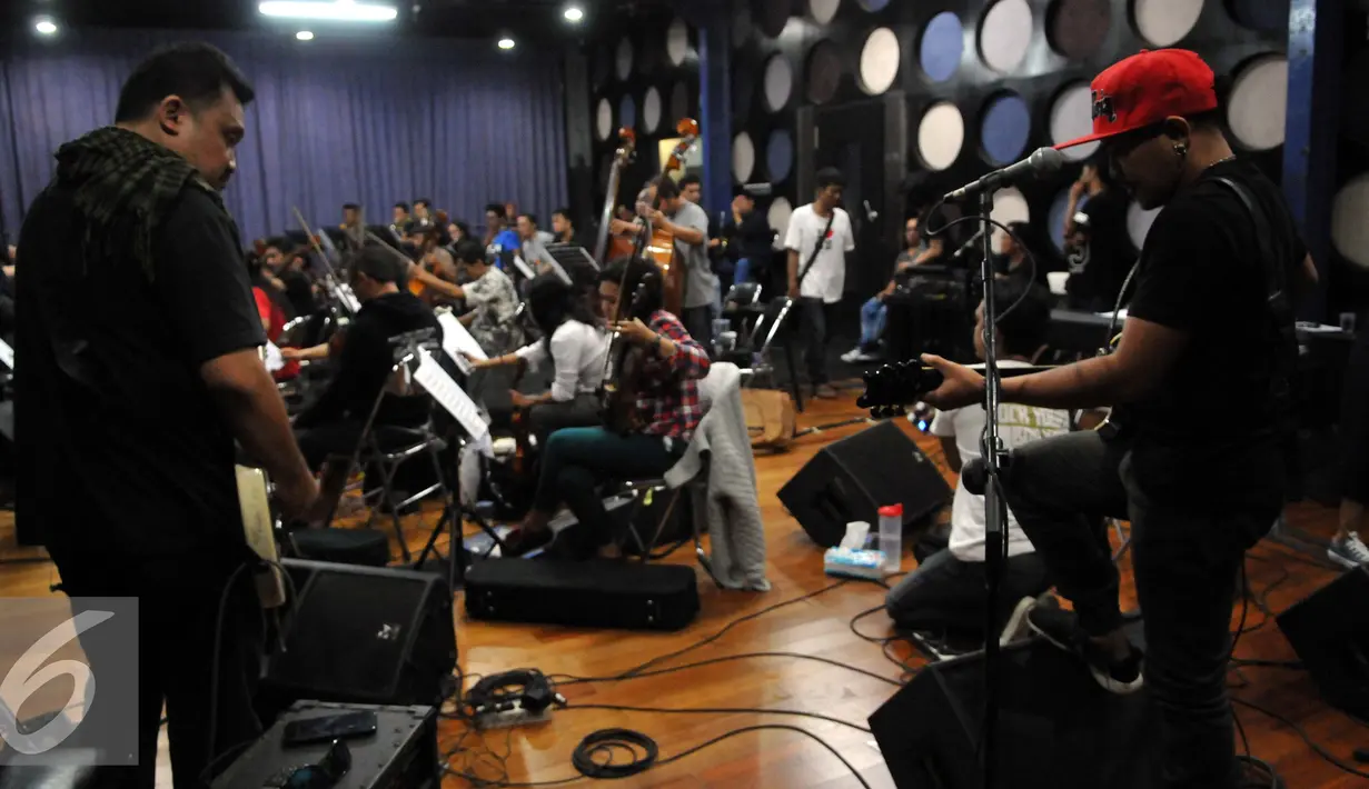 Gitaris kotak, Cella (kanan) dan Baron saat melakukan latihan di studio Erwin Gutawa, Jakarta.  Jumat (21/08/2015). Mereka akan memeriahkan HUT SCTV ke-25 pada 24 Agustus 2015 mendatang. (Liputan6.com/Panji Diksana)