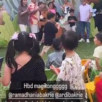 Nia Ramadhani dan Ardi Bakrie merayakan ulang tahun Magika Zalardi Bakrie ke6. Pesta perayaan di gelar di rumah secara meriah dan dihadiri banyak teman dan anak-anak artis. Berikut beberapa potret keseruan ulang tahun Magika ke-6. [Instagram/ramadhaniabakrie]