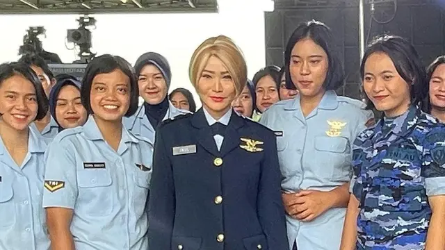 Tampil Gagah, Ini 7 Potret Adam Suseno Suami Inul Daratista Pakai Seragam TNI AU