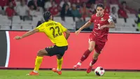 Kapten Timnas Indonesia, Kevin Diks berjibaku melawan pemain Malaysia La'Vere Corbin-Ong dalam duel Grup B FIFA ASEAN Cup 2026 di Stadion Utama Gelora Bung Karno, Jakarta, Senin (28/9/2026). (Bola.com/Budy Santoso)