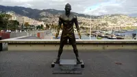 Patung Cristiano Ronaldo di depan CR7 Museum, di Funchal, Madeira, Portugal. (Bola.com/Reza Khomaini).