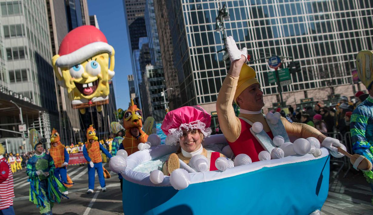 Balon SpongeBob saat memeriahkan parade Hari Thanksgiving di Manhattan, New York, AS (23/11). Peringatan 'Thanksgiving' merupakan Hari Pengucapan Syukur di akhir musim panen. (AP Photo/Mary Altaffer)