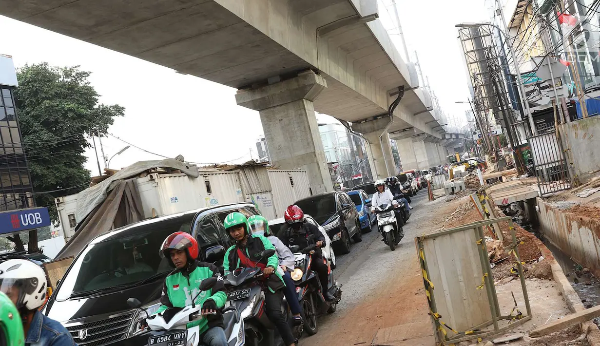Kendaraan melintasi Jalan Panglima Polim Raya yang mengalami penyempitan di Jakarta, Rabu (8/8). Penyempitan jalan menyebabkan hanya satu jalur yang dapat dilintasi. (Liputan6.com/Immanuel Antonius)