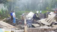 Polisi dan warga membersihkan puing-puing kebakaran di Kabupaten Kuantan Singingi. (Liputan6.com/M Syukur)