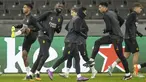 Pemain Real Madrid Antonio Rudiger dan Jude melakukan pemanasan selama sesi latihan sehari menjelang  lanjutan Liga Champions 2023/2024, di Olympiastadion di Berlin, Jerman, Senin (11/12/2023). (Andreas Gora/dpa via AP)