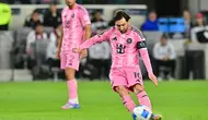 Pemain depan Inter Miami asal Argentina Lionel Messi melakukan tendangan bebas selama pertandingan sepak bola leg pertama perempat final Piala Champions Concacaf antara Los Angeles Football Club (LAFC) dan Inter Miami di Stadion BMO di Los Angeles pada tanggal 2 April 2025.Frederic J. Brown / AFP