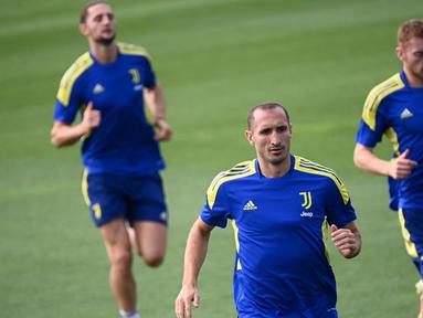 Pemain Juventus Giorgio Chiellini (tengah) menghadiri sesi latihan bersama rekan satu timnya di The Juventus Training Center, Turin, Italia, 13 September 2021. Juventus akan menghadapi Malmo pada pertandingan Grup H Liga Champions. (MARCO BERTORELLO/AFP)