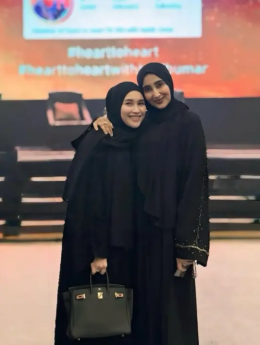 Melengkapi tampilannya, Ayu pun membawa tas Hermes hitam senada dengan gamisnya. Hermes pun berukuran medium.. [@ayutingting92]