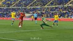 Carlos Bacca membuka skor bagi Villarreal untuk menekuk tuan rumah Las Palmas 2-0 dalam lanjutan Liga Spanyol, Minggu (11/3). Bacc...