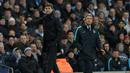 Pelatih Tottenham, Mauricio Pochettino (kiri) dan Pelatih  Manchester City, Manuel Pellegrini menyaksikan aksi anak-anak asuhnya pada lanjutan Liga Inggris pekan ke-26 di Stadion Etihad, Minggu (14/2/2016). Spurs menang 2-1. (AFP/Oli Scarff)