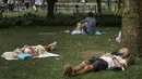 Sejumlah warga beristirahat di tempat teduh saat siang hari yang panas di Washington Square Park di New York City (17/7/2019). Gelombang panas besar akan mempengaruhi hampir dua pertiga dari Amerika Serikat, dengan Pantai Timur dan Midwest. (AFP Photo/Drew Angerer)