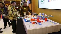 Pengunjung melihat produk teknologi industri saat pameran Indonesia Industrial Summit 2018 di JCC, Jakarta, Rabu (4/4). Pameran tersebut merupakan pameran teknologi di bidang industri. (Liputan6.com/Angga Yuniar)