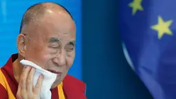 Dalai Lama mengelap wajahnya saat pidato di Dewan Eropa di Strasbourg, Perancis, Kamis (15/9). Ini adalah kunjungan Eropa pertama Dalai Lama setelah lima tahun. (REUTERS / Vincent Kessler)