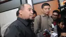Patrialis yang datang mengenakan kemeja hitam panjang mengaku ingin menyemangati temannya, Akil Mochtar, terdakwa kasus suap sengketa Pilkada Gunung Mas (Liputan6.com/Rini Suhartini).
