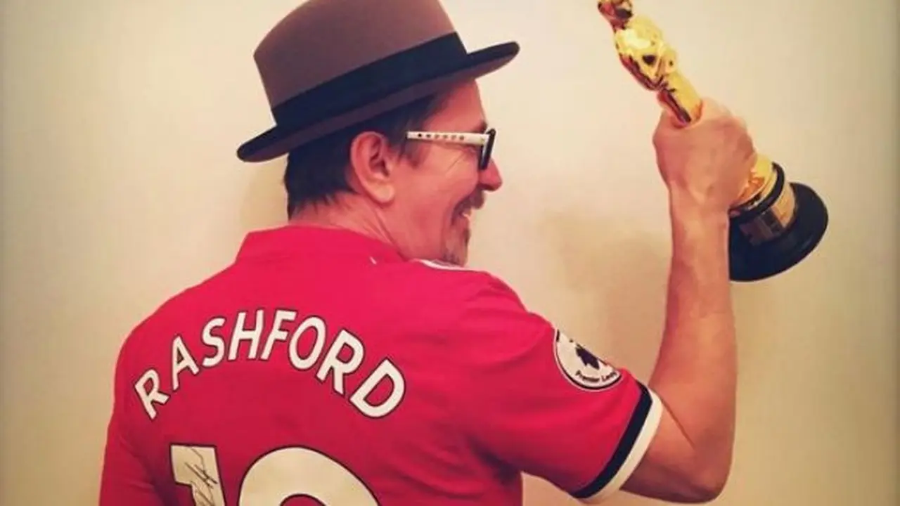 Gary Oldman, pemenang Oscar 2018 yang memakai kostum Manchester United dengan nama Marcus Rashford (Foto: Instagram)