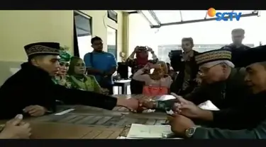 Orangtua mempelai laki-laki mengamuk karena tak setuju, pernikahan dua sejoli ini akhirnya dilangsungkan di kantor polisi.