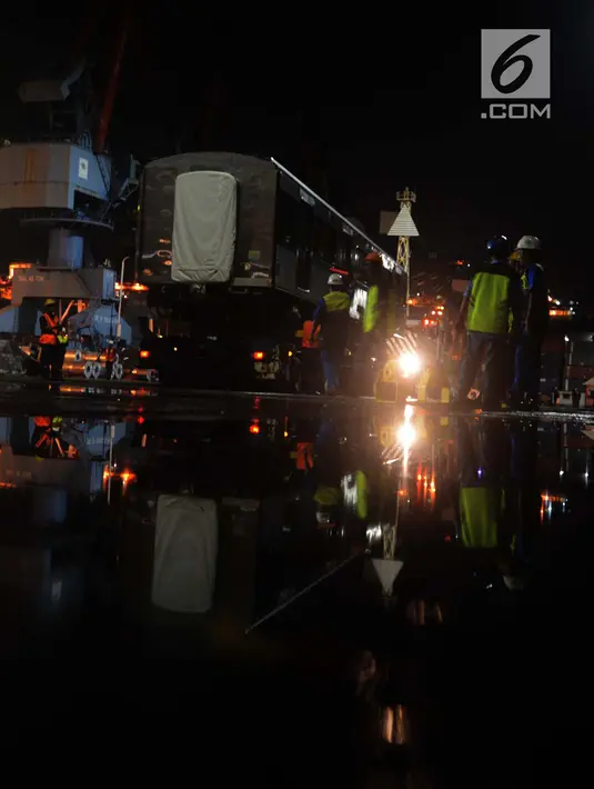 Aktivitas bongkar muat gerbong kereta Mass Rapid Transit (MRT) di Pelabuhan Tanjung Priok, Jakarta Utara, Rabu (4/4). Kereta tersebut nantinya akan langsung dibawa ke Depo Lebak Bulus untuk selanjutnya dilakukan uji coba. (Merdeka.com/Imam Buhori)