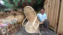 Pekerja rengah saat menguas kursi duduk rotan di Jakarta, Kamis (3/12). Usai pemberlakuan larangan ekspor rotan mentah, Perkumpulan Untuk Peningkatan Usaha Kecil (Pupuk) ingin menstabilkan harga yang kian turun. (Liputan6.com/Angga Yuniar)