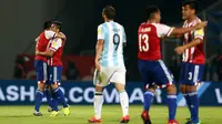 Selebrasi pemain Paraguay usai jebol gawang Argentina (Reuters)