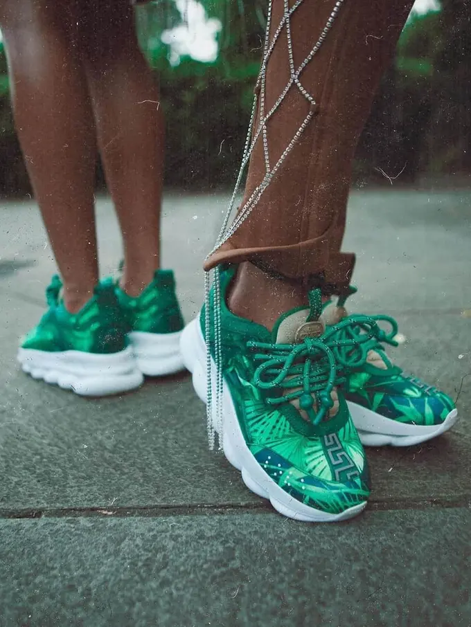 Jennifer Lopez Jadi Inspirasi di Balik Sneakers Terbaru Versace