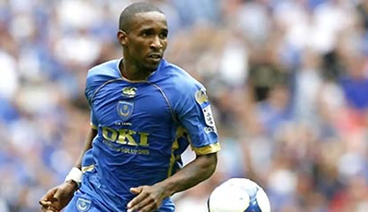 Jermain Defoe of Portsmouth runs the ball during the FA Community Shield between Manchester United and Portsmouth at Wembley Stadium in London on August 10, 2008. AFP PHOTO/IAN KINGTON