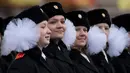 Para tentara wanita muda Rusia saat parade militer Hari Kemenangan ke -71 Lapangan Merah di Moskow, Rusia, Rabu 7 November 2012. (AP Photo / Misha Japaridze)