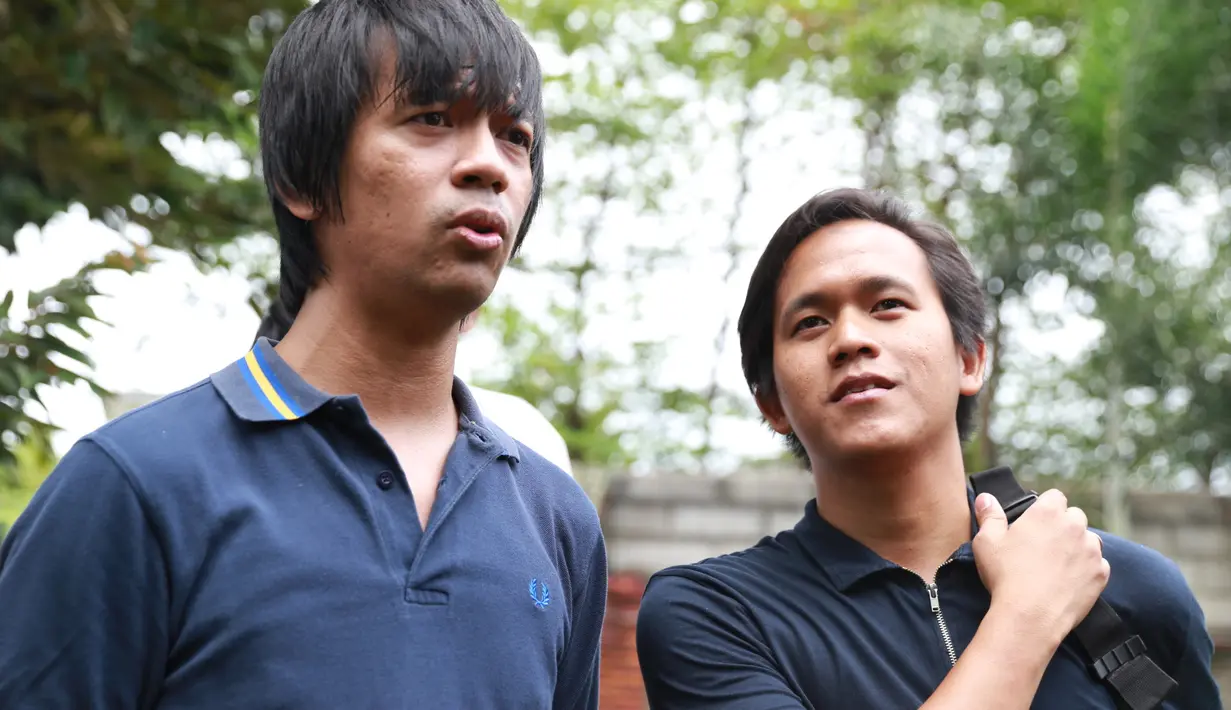 "Semangat berkarya. Merinding sih kita sampai sekarang dengan semangatnya. D'Masiv mau kayak Koes Plus, terus berkarya," kata Rian D'Masiv di rumah duka. (Adrian Putra/Bintang.com)