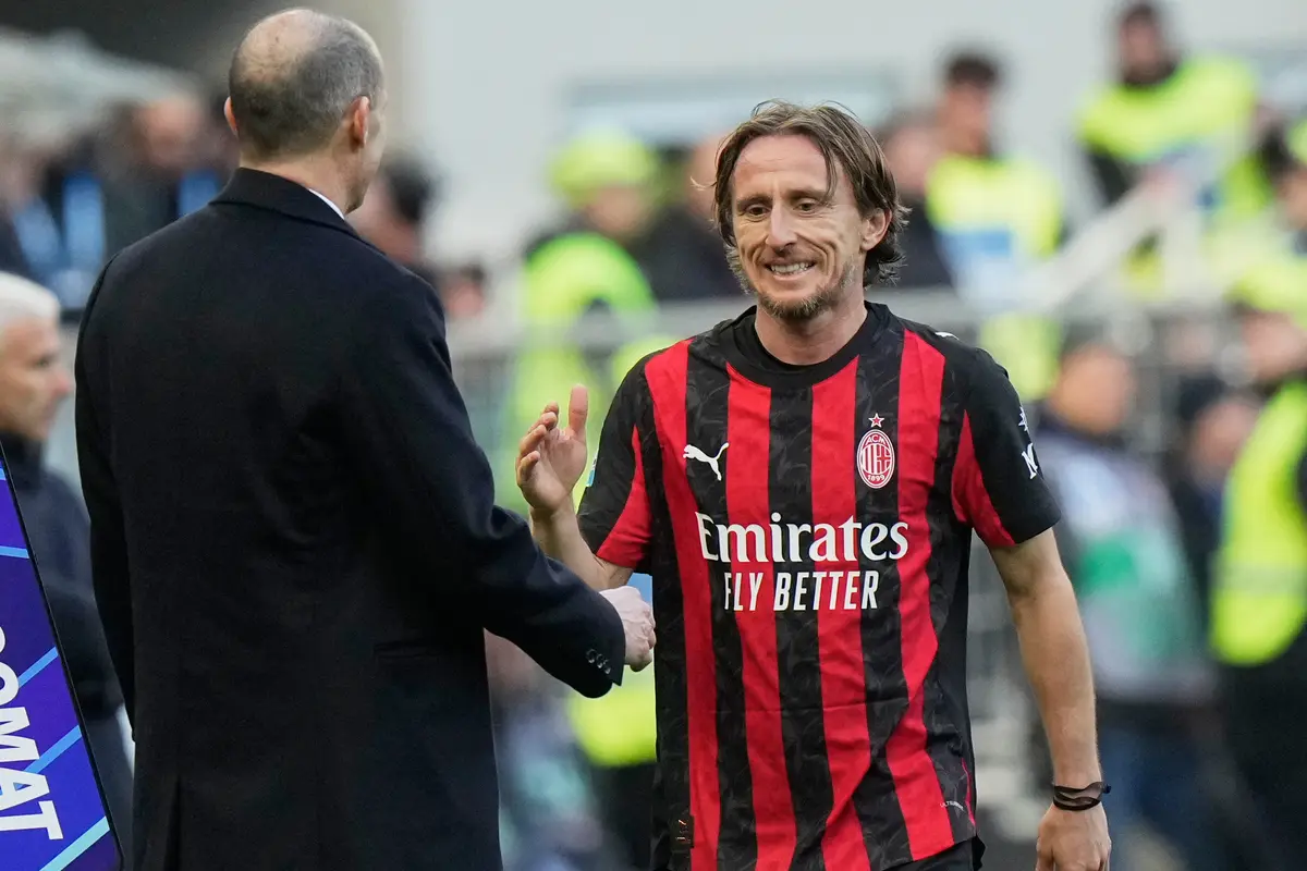 Pemain AC Milan, Luka Modric, berjabat tangan dengan pelatih AC Milan, Massimiliano Allegri