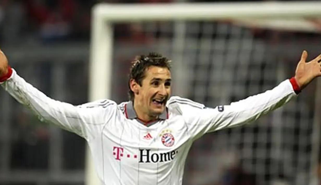 Striker Bayern Muenchen, Miroslav Klose merayakan gol yang menjadi penentu kemenangan 2-1 atas Fiorentina di leg pertama babak 16 besar Liga Champions di Munich, 17 Februari 2010. AFP PHOTO/SASCHA SCHUERMANN