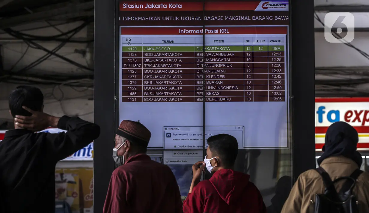Calon penumpang mengenakan masker di Stasiun Jakarta Kota, Jakarta, Rabu (28/10/2020). Mengantisipasi lonjakan penumpang saat cuti bersama dan Sumpah Pemuda, PT KCI mengajak pengguna KRL bersatu dan bangkit melawan COVID-19 dengan menerapkan 3M. (Liputan6.com/Johan Tallo)
