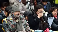 Mantan comfort women atau budak seks Jepang pada Perang Dunia II asal Korsel Lee Yong-Soo (Kanan) dan Gil Won-Ok (tengah), protes di depan kedubes Jepang pada Desember 2015 (JUNG YEON-JE / AFP)