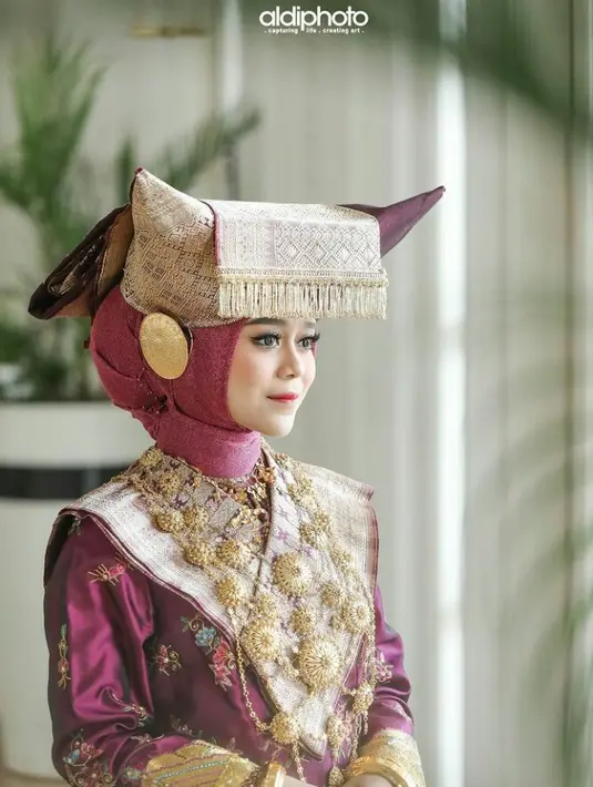 Tak lupa aksesori khas Minang juga turut menghiasi penampilan Lesti Kejora. (Instagram/aldiphoto).