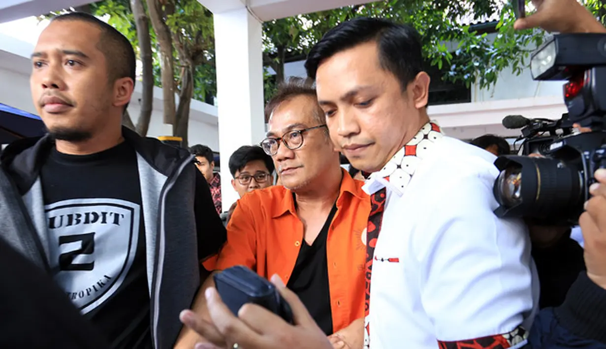 Kepada penyidik, Tio mengaku telah mengonsumsi narkoba jenis sabu sejak 10 tahun. Ia mendapatkan dengan cara membeli untuk dikonsumsi sendiri. (Deki Prayoga/Bintang.com)