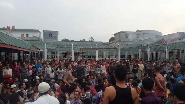 Ratusan napi dikumpulkan di lapangan Rutan Siak dan berdialog dengan polisi.